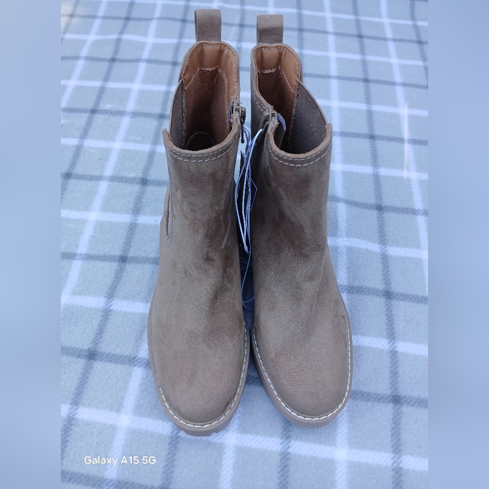 Universal Thread Tan Ankle Boots Size 6